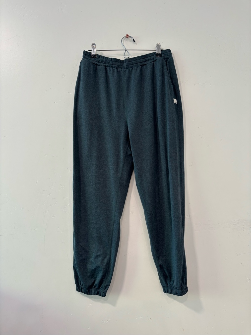 Vuori Pants Womens Medium Green Boyfriend Jogger Sweatpants Dreamknit VW457
